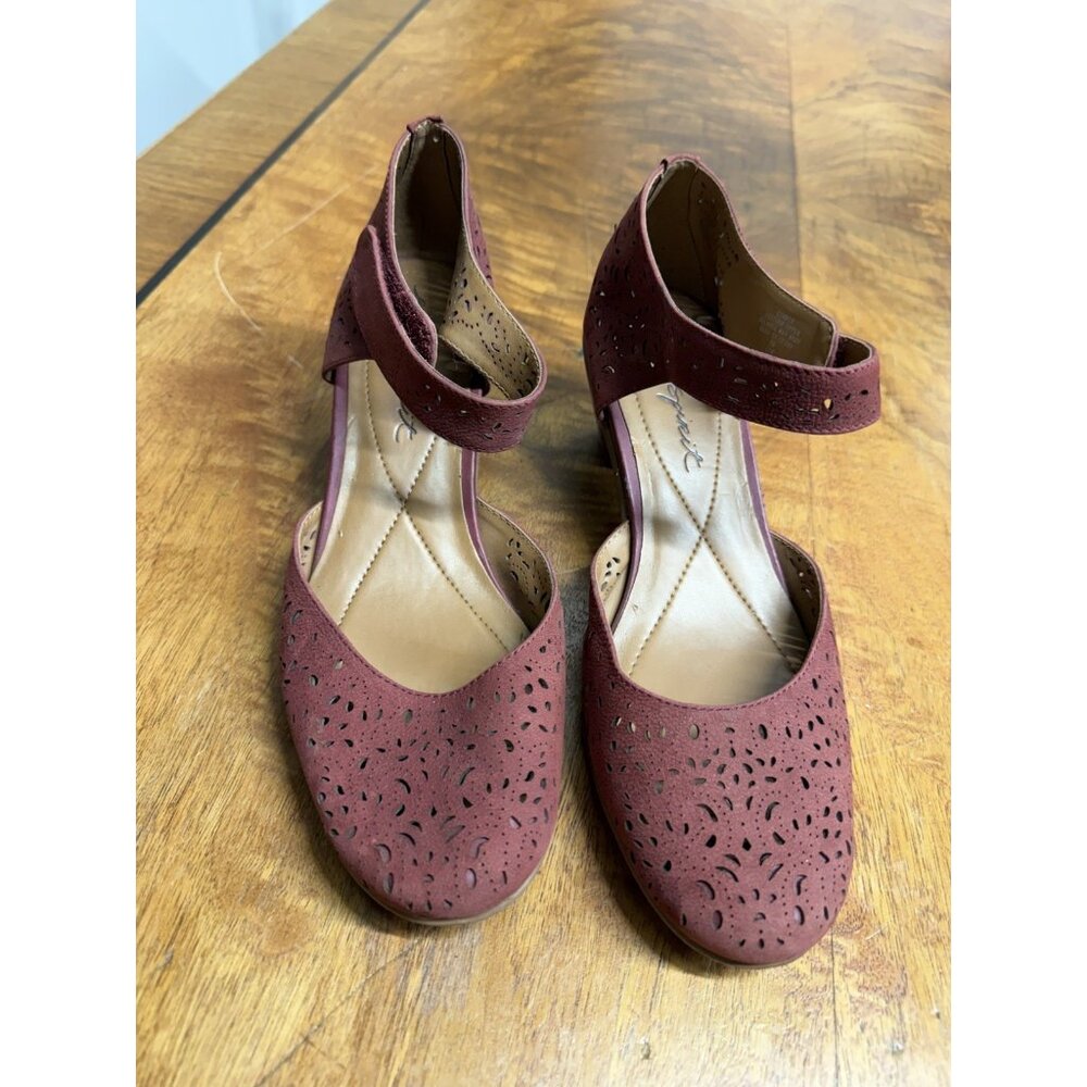 Easy Spirit Women’s 8 Cindie Mary Jane Red Genuine Leather Pumps Perforated Shoe - Picture 2 of 6